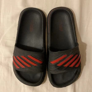 sandaler stl 33 - sandaler i storlek 33. ganska välanvända men fortfarande i okej skick. lite likt adidas