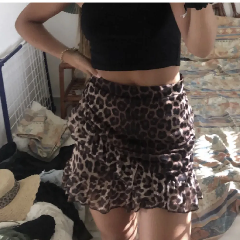 Leopard kjol från Nelly som endast är använd cirka 2 gånger. Jättefint skick❤️🩷 (två av bilderna är lånad från två tjejer på plick). Kjolar.