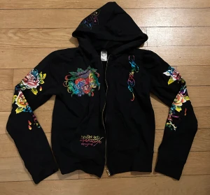 Ed Hardy hoodie - Super cool ed Hardy tröja i bra skick🙌 tyvärr har dragkedjan gått sönder och därför säljer jag hoodien för ett billigare pris 🙏 