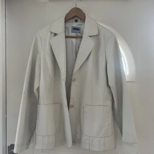 Vintage skinnjacka - En vintage skinnjacka som är köpt secondhand! Sitter normalt på en M/L så om du vill ha den oversized funkar det också! 