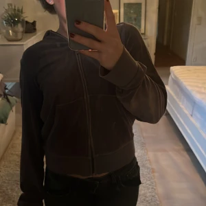 Vintage Juicy Couture💞💞 - En jättesnygg vintage sipup hoodie från Juicy Couture❣️Säljer då den inte används längre. Tröjan har ett par år på nacken och därför inte perfekt skick, några paljetter som är borta❣️