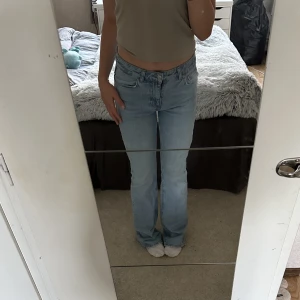Perfect jeans Gina tricot  - Suuuper fina jeans från Gina tricot! De är bekväma, fina och sitter som en smek😍 de börjar bli lite små så jag är tvungen att sälja. Nyköpt för 499kr och det finns inga stora tecken på användning!