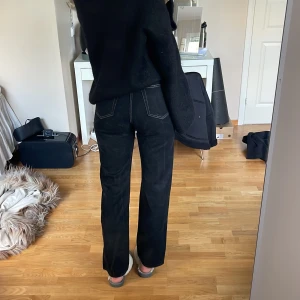 Raka jeans från Weekday  - Raka jeans från weekday med så snygga vita stygn💕Jag är 177cm