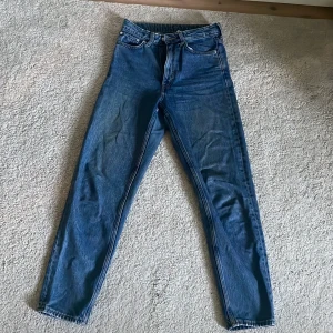 Weekday Lash Jeans - Ett par favoritjeans som tyvärr inte används längre. Har lite slitningar i innanlåret och follen vid midjan men det är inget som syns så mycket enligt mig! 🤍🤍(nypris: 590kr)
