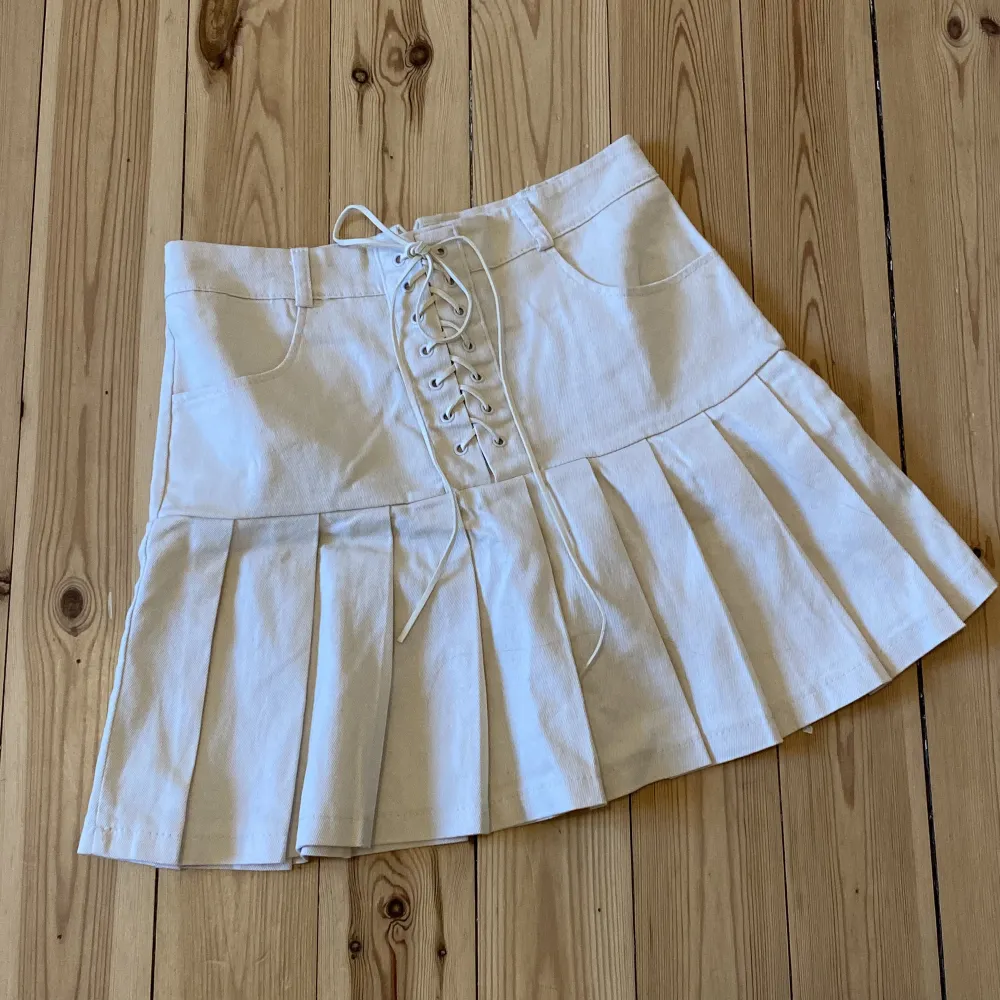 Så fin och unik beige kjol med knyte. Köpt i Korea.. Kjolar.