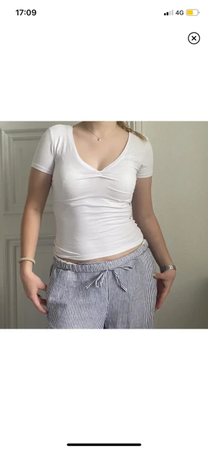 V-ringad tshirt  - Vit tshirt som jag har sytt v-ringad. Använd gärna ”köp nu” och allt på min sida är 3 för 2😊💕