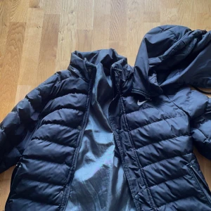 Nike vintage jacka  - En vintage jacka från Nike, säljer då den inte används längre, bra skick och väldigt varm och skön nu inför vintern/hösten. Strl S men passar även som M