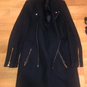 Zara kappa - säljer eftersom jag inte använder den längre då jag köpt en ny kappa. perfekt skick och inga defekter