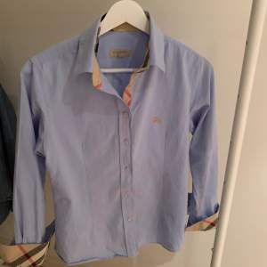 Ljus blå riktigt fin burberry skjorta nypris 5000 kr  9/10 skick, storlek S men liten i storleken 