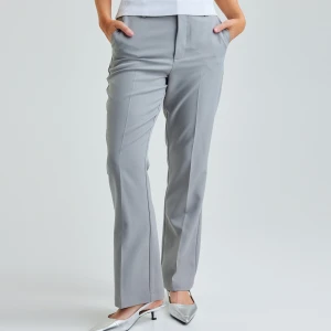 Vilma kostymbyxor  - Säljer nu kostymbyxor från bikbok i modellen ”Vilma”. Byxorna är midwaist och finns i grå⭐️byxorna är använda men i väldigt bra skick, säljer då jag inte gillar hur de sitter på mig! skriv endast om du är intresserad, defekter vid fötterna men ej synligt⭐️