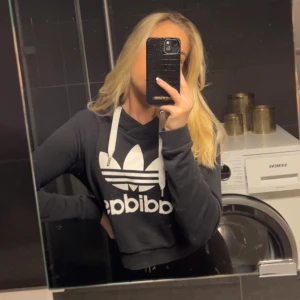 Croppad adidas hoodie - Croppad adidas hoodie. Säljer pga att den inte kommer till användning
