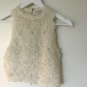 Topp - Jättefin topp med väldigt bra kvalite och i bra skick💕dragkedja baktill