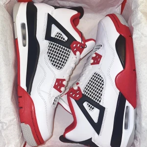 jordans 4 retro fire red - säljer mina jordan 4or som jag fick i julklapp förra julen. Sparsamt använda 5-7 gånger💞 nypris 4 800kr säljer för 1 300 kr