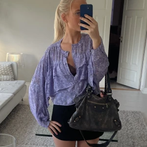 Lila blus  - Jätte söt lila blus, aldrig använd 