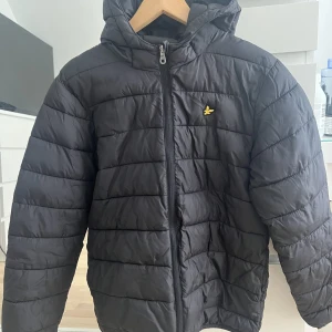 Lyle&scott dunjacka - Fin, hel och sparsamt använd dunjacka. I barnstorlek 14/15 years men passar en s/m.