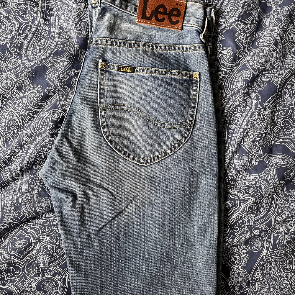 Lee vintage jeans, midwaist.  Supersnygga, men tyvärr för små för mig! Väldigt bra skick!. Jeans & Byxor.