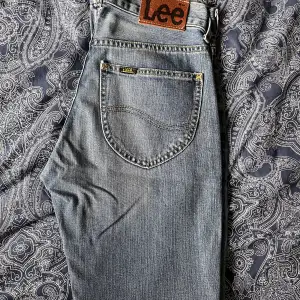 Lee vintage jeans, midwaist.  Supersnygga, men tyvärr för små för mig! Väldigt bra skick!