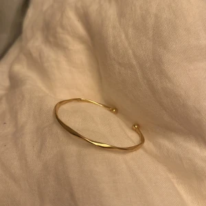 armband  - säljer även detta armband då jag råka beställa 2 st av dem 