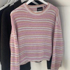 Stickad tröja  - Fin stickad tröja från Pieces i bra skick💞Den är i L men skulle säga att den är betydligt mindre i storleken🙏🏻