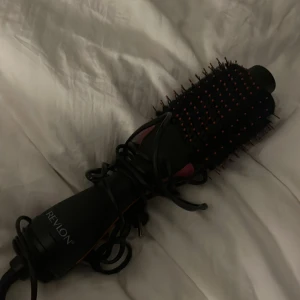 Revlon borste - Hej! Säljer nu denna superduper exklusiva revlon borsten som jag tyvärr inte får så mkt användning av längre. Använd sparsamt och funkar helt felfritt!