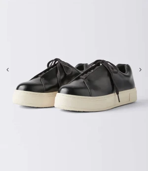 EYTYS DOJA SNEAKERS  - säljer mina eytys doja leather black! använda ett fåtal gånger men är i nyskick, har lådan kvar, köpta för 2500kr, frakt tillkommer! pris kan diskuteras