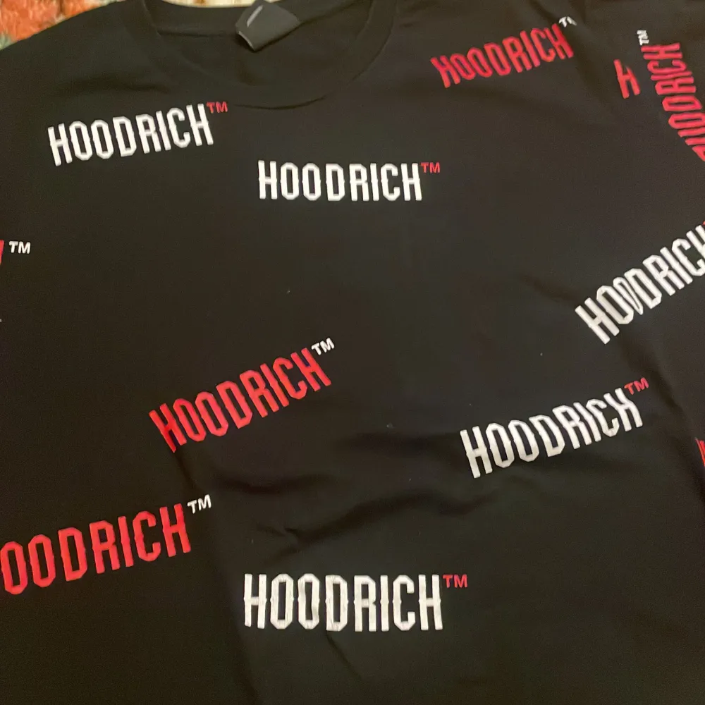 Helt ny Hoodrich T-shirt, 10/10 skick nypris 500. T-shirts.