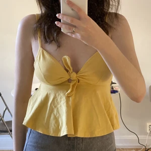 Gul topp - Sötaste gula toppen med rosett från Gina💛