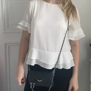 Vit blus  - Jättesöt vit volang blus från mango, väldigt bra skick. Använd gärna ”köp nu” och allt på min sida är 3 för 2😊💕