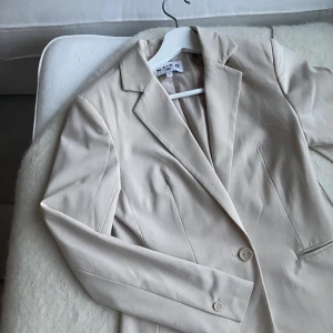 Kavaj från NAKD  - Beige kavaj från NAKD! Fint skick inga defekter! 💗💗