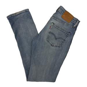 Hej, säljer nu mina super fräscha jeans från Levis. Jeansen är i ett fint skick är W30 L34. Hör av er vid frågor eller funderingar. Skickas via PostNord spårbar frakt 