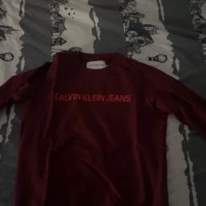 Säljer min Calvin Klein tröja som är i storlek M. Tröjan är i bra skick och har inga skador. 