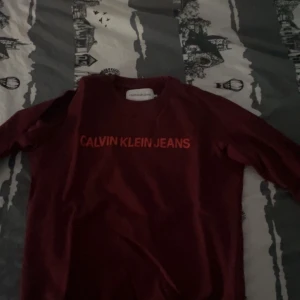Calvin klein tröja - Säljer min Calvin Klein tröja som är i storlek M. Tröjan är i bra skick och har inga skador. 
