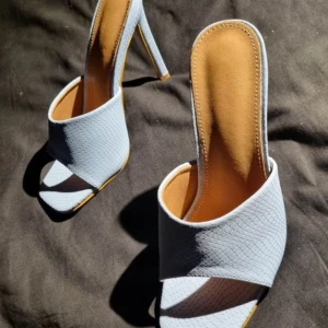 Klackskor 36 - Öppna sandaletter med klack i babyblått storlek 36. Skorna är helt nya och oanvända. Skyddande plastfilm sitter kvar på skornas undersida.