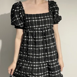 Klänning  - En rutig kort feminin klänning med bridgerton vibes vid bysten✨ Knappt använd. Väldigt fint skick. ⭐️ Modellen har bh storlek 75C. Passar även för bh D.