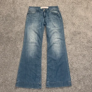 Ljusblå lågmidjade jeans  - Säljer dessa ljusblå lågmidjade jeans då de inte passar!!💞Innerbenslängd- 80cm, mått rakt över midjan- 38cm