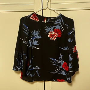 Blus - Passar dig som har S/XS. Använd några gånger, men i god skick.