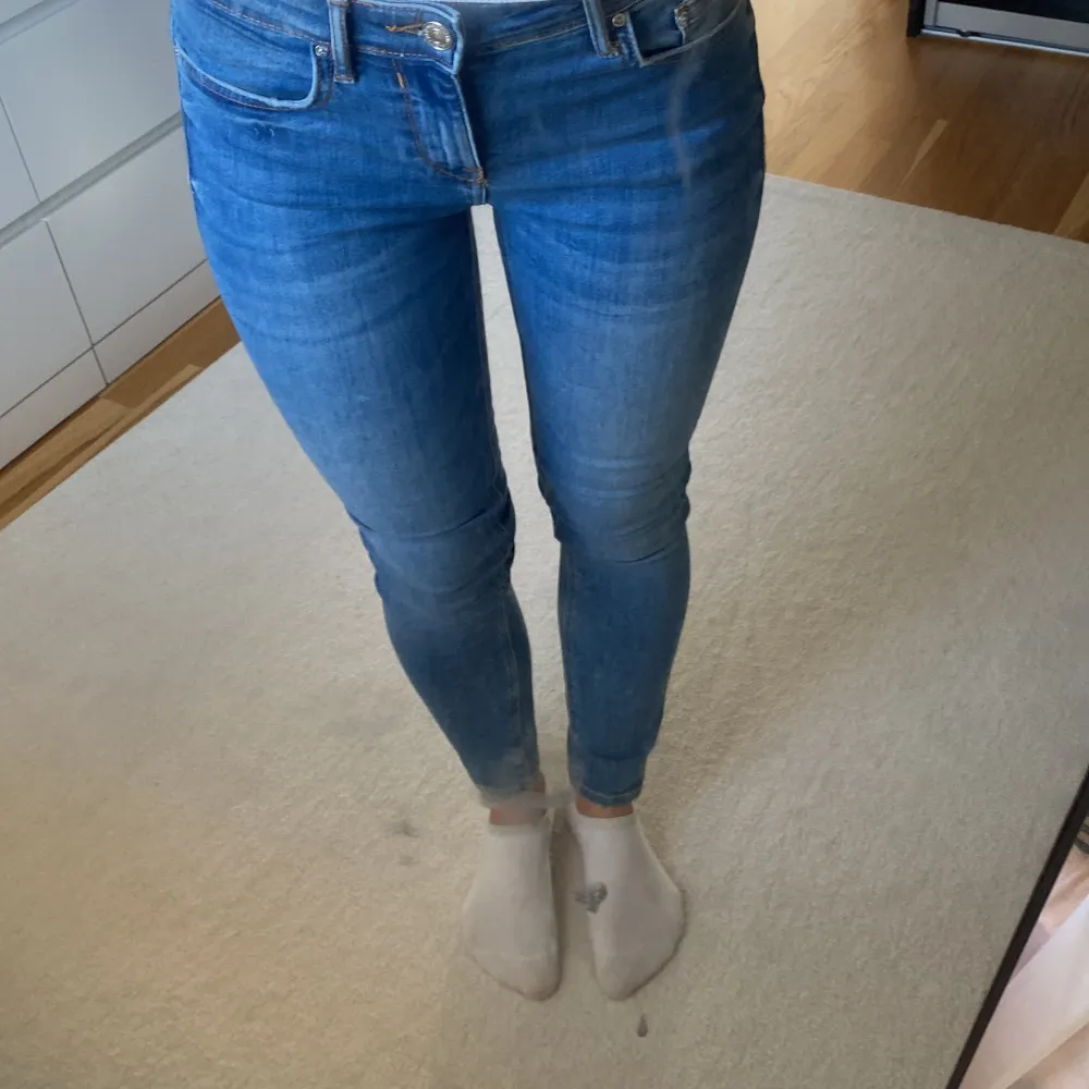 Stretchiga skinny jeans från Zara i storlek 34. Fint skick. . Jeans & Byxor.