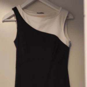 Fin klänning - För den speciella kvällen Eller till jobbet 🙂 lite kort men följer fint över kroppen om du har s I storlek.