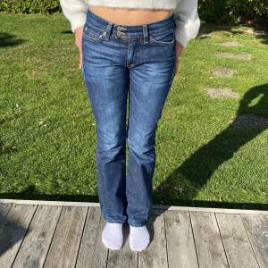 Säljer ett par blåa Bootcut jeans Märke:Crocker Mycket bra skick💛 Size: 26 tum Längd:30