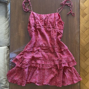 Röd minidress - Miniklänning med jättefin passform, dolt blixtlås i sidan. Från australiensiska märket Sundae Muse. Sparsamt använd, nypris typ 600 kr 🍒 size au 8, alltså eu 36.