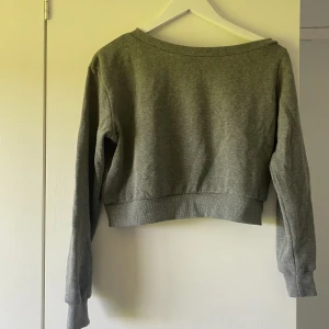 Sweatshirt - Säljer denna fina sweatshirt då den tyvärr inte kommer till användning längre🫶🏻