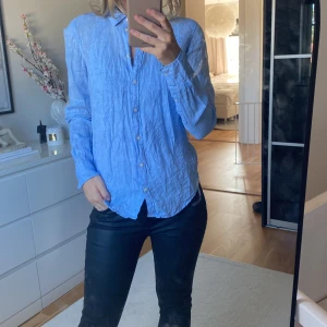 Linneskjorta Gina Tricot  - Så fin blå färg! Linneskjorta från Gina. Storlek xs. Upplever den som liten i storlek. 