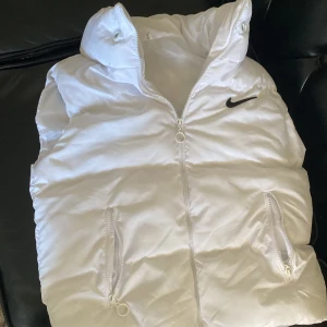 Nike väst  - Väldigt bra skick har använt den 4 gånger. Finns inga förstörda  delar blixt låset funkar som det ska.