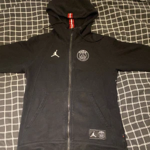 PSG kofta - storlek S - Säljer en PSG kofta i relativt bra pris! Ett litet hål vid koftans armbåge utöver det har koftan inga andra märkvärdiga skador! Tröjan är i storlek S och är i fint skick, priset kan givetvis diskuteras.