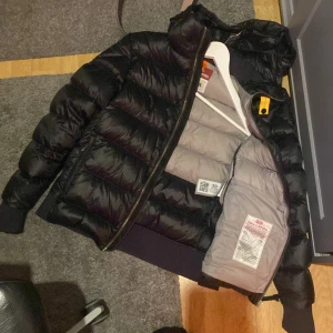 Parajumper Jacka - Tja säljer denna näst intill nya jacka, den har inga defekter som ny. Perfekt nu till Hösten/Vintern.