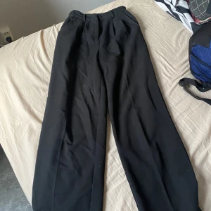 Kostymbyxor  - Fina svarta kostymbyxor från bikbok  Använd gärna köp nu