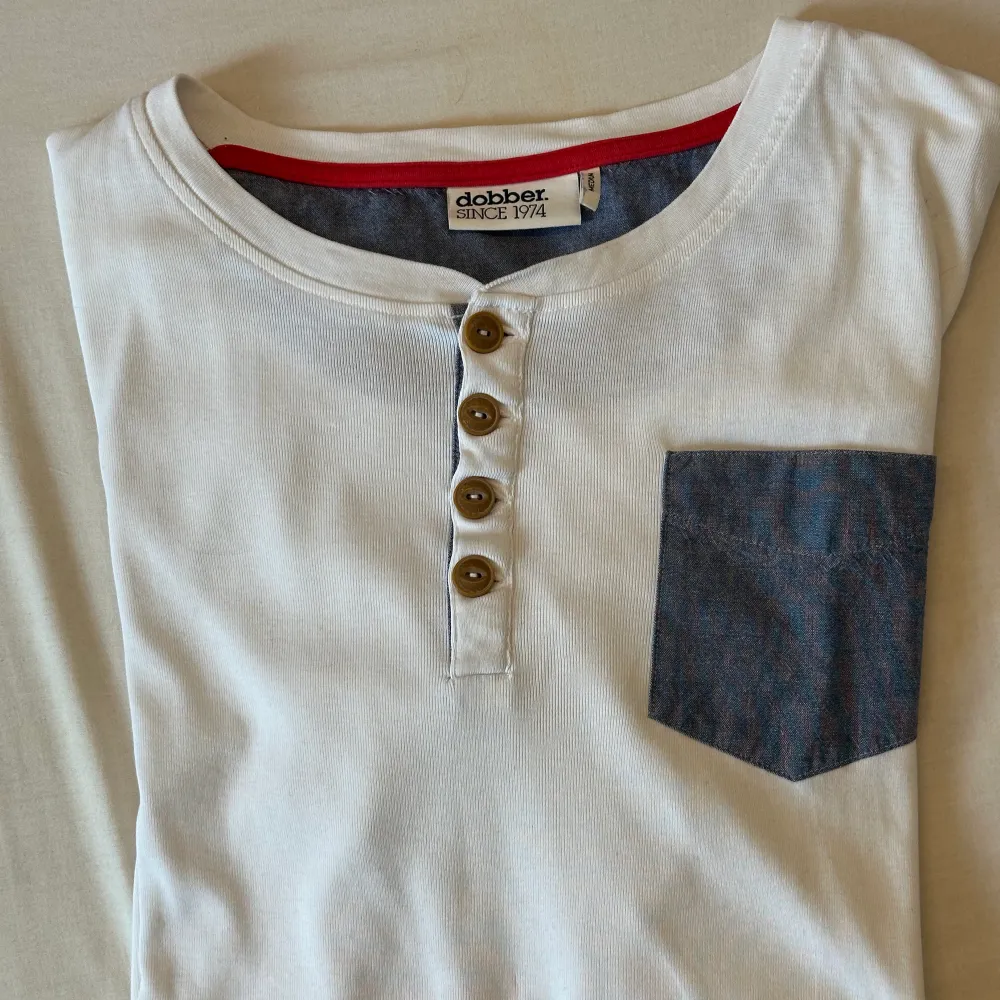 En långärmad tröja med färgerna blå, röd och vit.. Tröjor & Koftor.