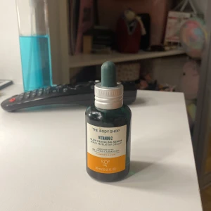 Serum - Vitamin C serum som ljusnar och jämnar ut huden. Köpt från the body shop och är skön p huden! Använd lite av den (se bild) så de är ganska mycket kvar. Köpt för 250 tror jag minns inte
