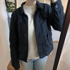 Blå tunn jacka - Blå tunn jacka från Esprit i storleken  US: M 