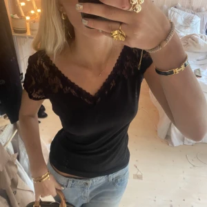 Topp - Super snygg!!! Men har för många. Perfekt till fest. Köpt i Paris 